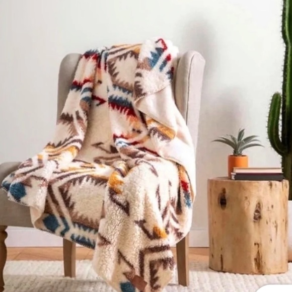 Pendleton Bedding Pendleton White Sands Aztec Print Sherpa Throw
